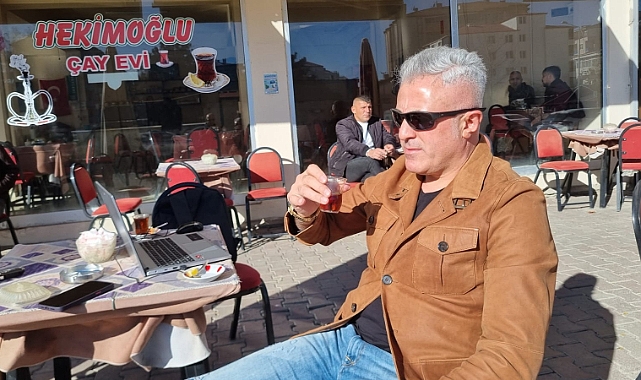 Iğdır'da Vatandaşlar Sıcak Havanın Tadını Kafelerde ve Parklarda Çay İçerek Çıkarıyor
