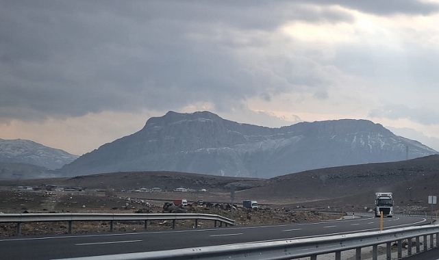 Iğdır-Doğubayazıt Yolu Üzerindeki Kalus Dağı'nda İnsan Silueti İlgi Görüyor