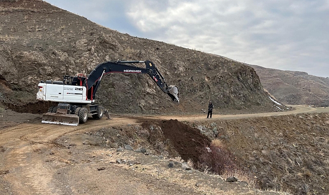 Iğdır İl Özel İdaresi Tuzluca ilçesinde köylerin yol çalışması devam ediyor