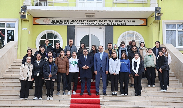 Iğdır Valisi Ercan Turan, Besti Aydeniz Kız Mesleki ve Teknik Anadolu Lisesini Ziyaret Etti