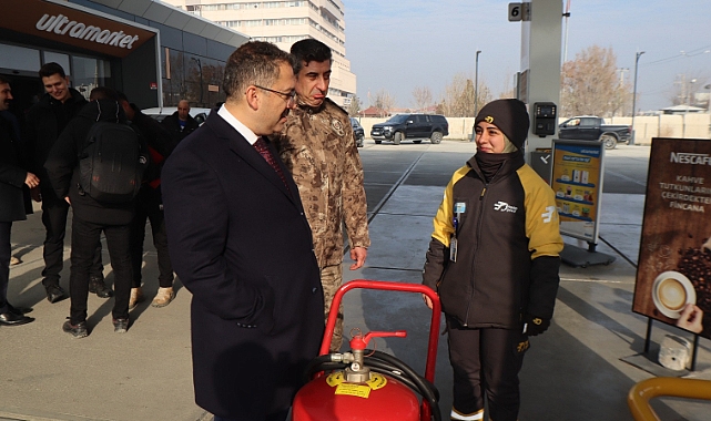 Iğdır Valisi Ercan Turan, Kadına Seçme ve Seçilme Hakkı'nın 90. Yılında Kadın İşçileri Ziyaret Etti