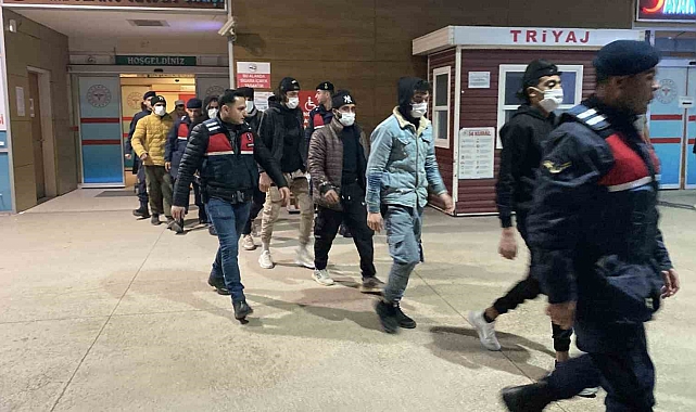 İnegöl'de Kaçak Göçmen Operasyonu: 13 Suriyeli Yakalandı ve 300 Bin TL Ceza Kesildi