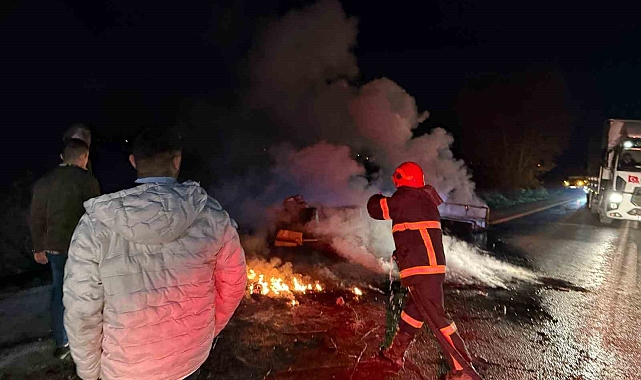 İnegöl'de Mobilya Yüklü Kamyonet Alev Alev Yandı
