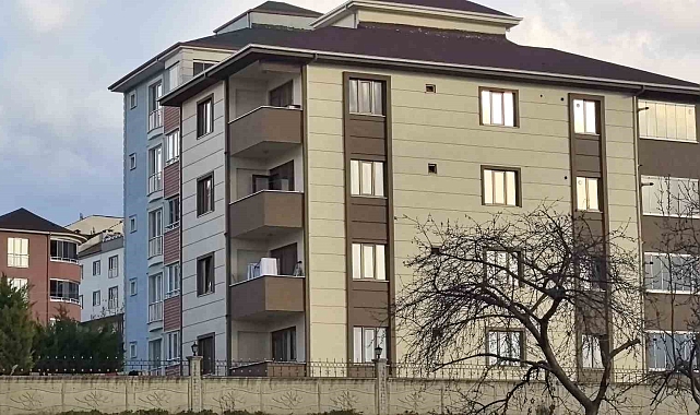 İple sarkıtılan genç 3'üncü kattan düştü