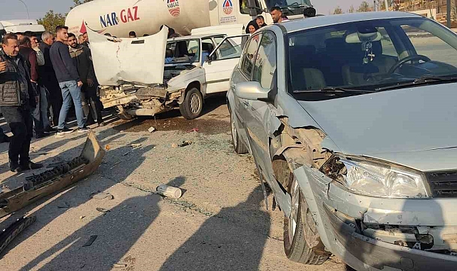 Kalp krizi geçiren yakınının bulunduğu ambulansı takip eden sürücü, kaza yaptı
