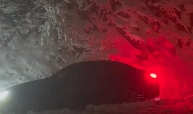 Karlı yolda sürücüler mahsur kaldı