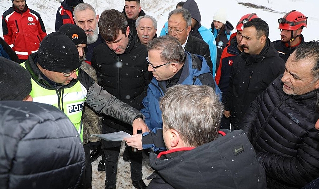 Kars Valisi Polat Iğdır'a Ait Yolcu Otobüsünün Kaza Yaptığı Yerde İncelemede Bulundu
