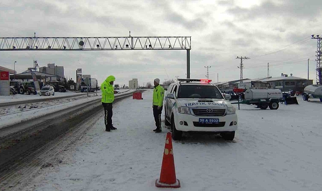 Kars'ta Yaşamı Felç Eden Kar Yağışı: Kars-Digor Yolu Kapandı