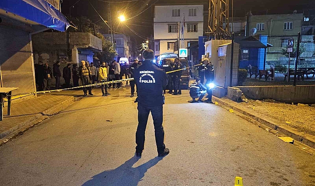 Kasklı şüpheli, sokak ortasında bir kişiyi başından vurarak öldürdü
