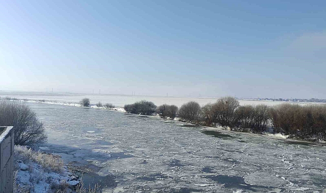 Kura Nehri 20 dereceye kadar düşmesi sonucu buz tuttu