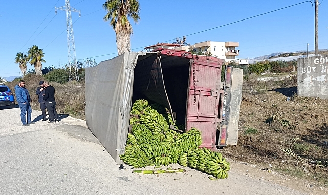 Manavgat'ta Korkunç Kaza: Muz Yüklü Kamyon Devrildi, 2 Yaralı