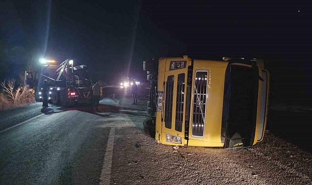 Mandalinaların saçıldığı yol, trafiğe kapandı