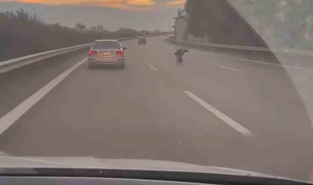 Motosikletini yatarak kullandı