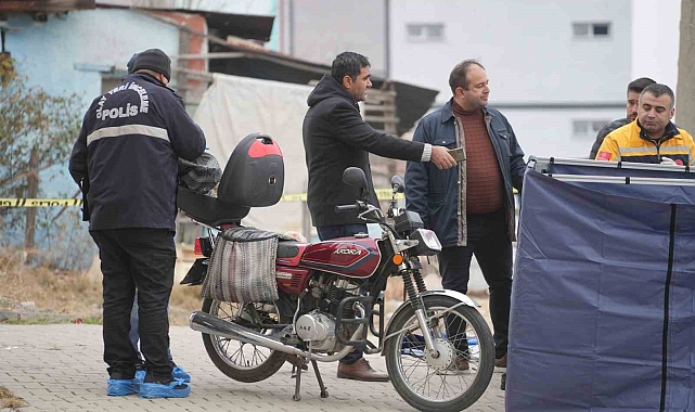 Motosikletiyle evine dönen bir kişi, husumetlisi tarafından silahla vurularak öldürüldü