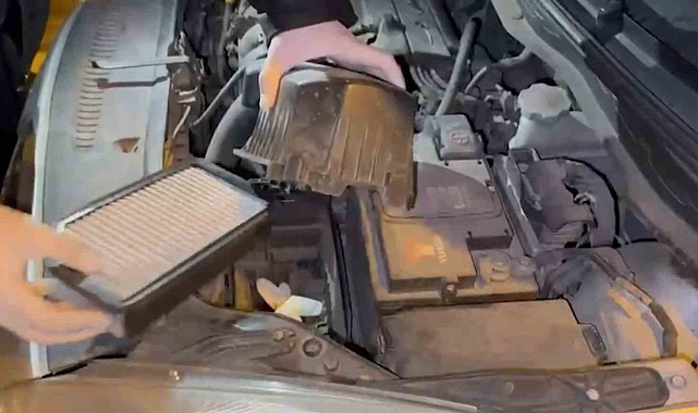 Otomobilin motor kısmında bulunan hava filtresinin altından uyuşturucu çıktı