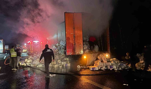 Otoyolda kağıt havlu yüklü tırın dorsesi alevlere teslim oldu