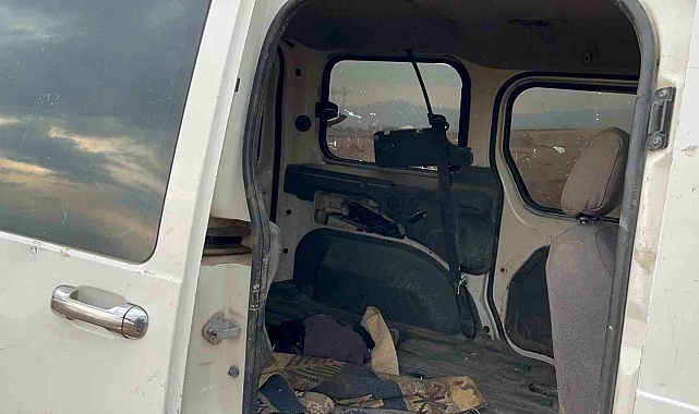 Polisin kovaladığı sürücü aracını boş arazide bırakarak kayıplara karıştı