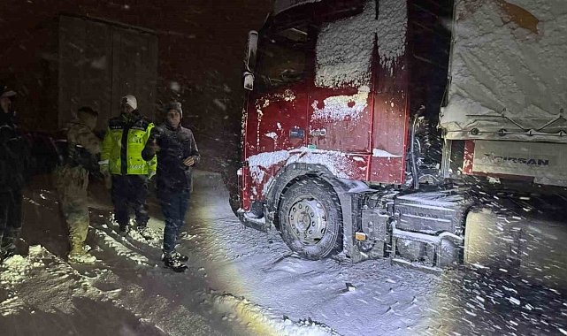 Posof'ta Kar Yağışı ve Tipi: Yolda Kalan Sürücülere Sıcak Bir Kucaklama