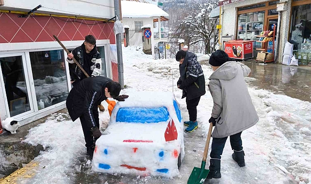 Şavşat'ta Kardan Adam Değil, Kardan Araba! Öğrencilerin Yaratıcılığı Göz Kamaştırıyor