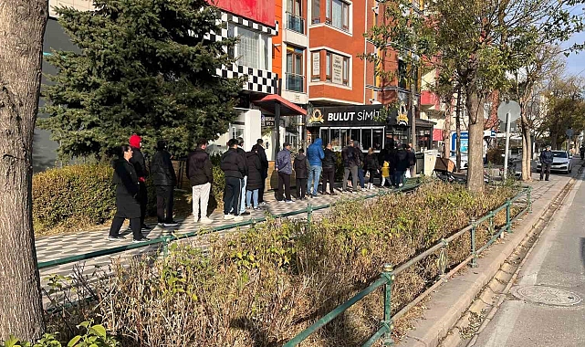 Sıcak simit almak isteyen vatandaşlar kuyruk oluşturdu
