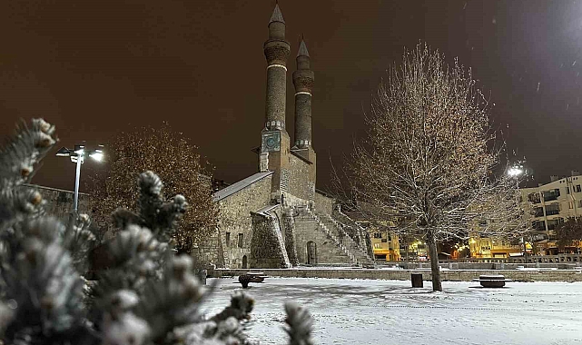 Sivas'ı Bürüyen Kar, Kent Meydanına Sihirli Bir Dokunuş Katttı