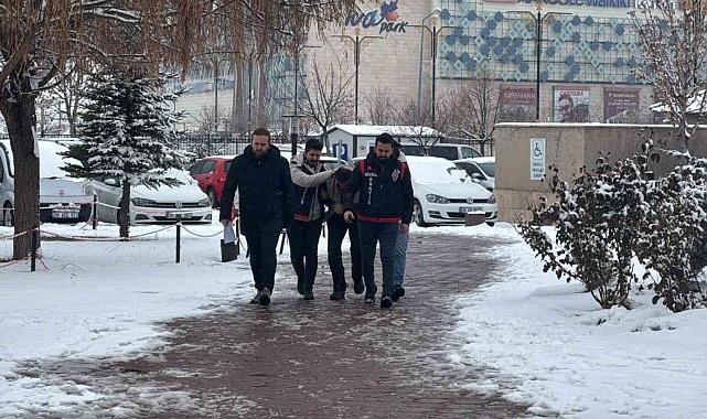 Sivas'ta Kan Donduran Cinayet: İkiz Kardeş Annesini ve Kardeşini Öldürdü