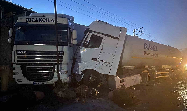 Şoförün yol kenarına çektiği tıra, LPG yüklü tanker çarptı