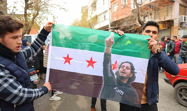 Suriyeliler Esed'ın gidişini kutladı
