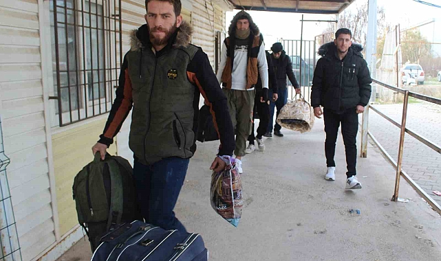 Suriyeliler Türkiye'ye teşekkür ederek memleketlerine dönüyor