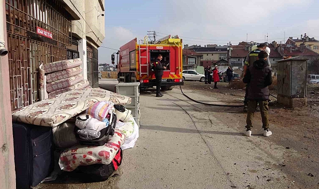 Tahliye kararıyla evden çıkarılan eşyaları ateşe verdi
