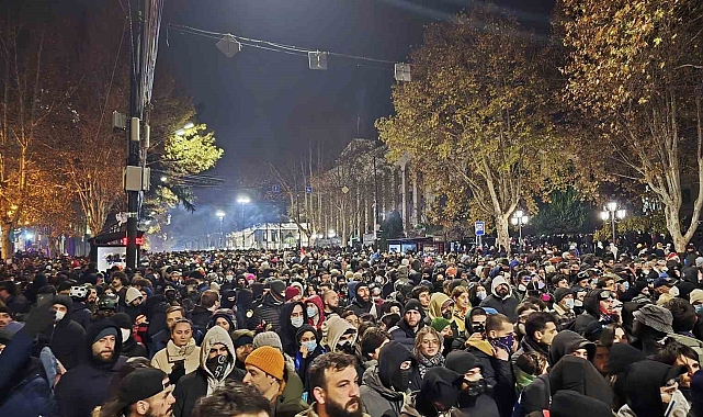 Tiflis'teki parlamento binası önünde 6. günde devam eden protestolarda 22 gösterici gözaltına alındı