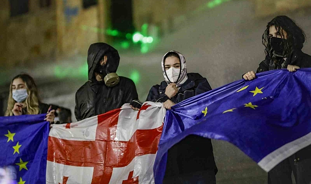 Tiflis'teki parlamento önünde gerçekleştirilen protestoda, göstericiler polisle çatıştı
