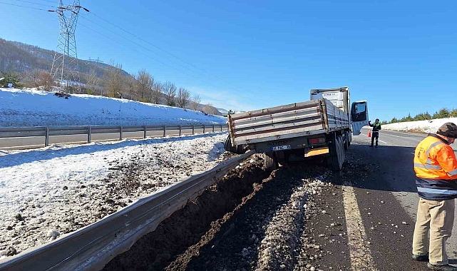 Tır şoförü, otoyolda bariyerlere çarptı