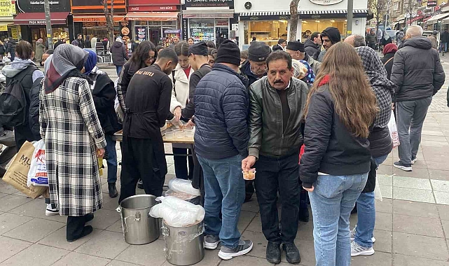 Ücretsiz lokma  almak isteyen vatandaşlar izdiham oluşturdu