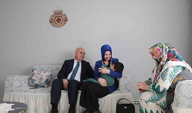 Vali Koç, özel gereksinimli çocuğu ziyaret etti