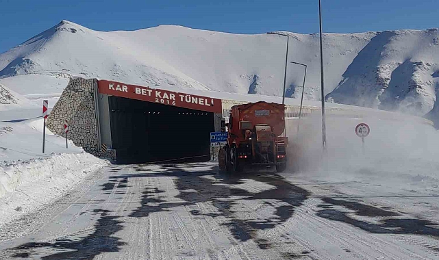 Van-Bahçesaray Yolu Çığ Tehlikesi Nedeniyle Kapanmıştı