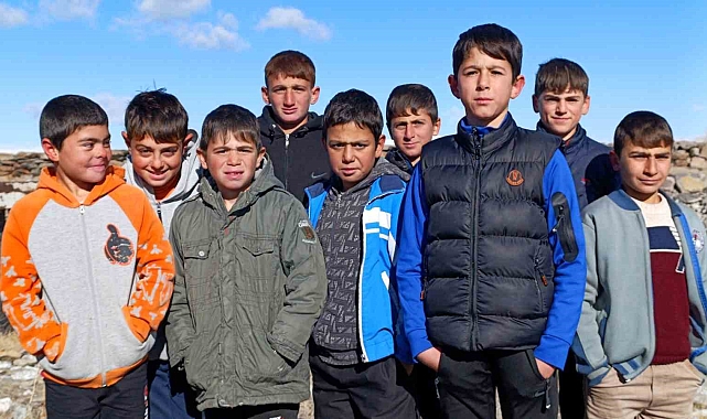 Van Gölü'nün Sarı Saçlı Mucizesi: Yaz Gelir, Saçlar Sararır!