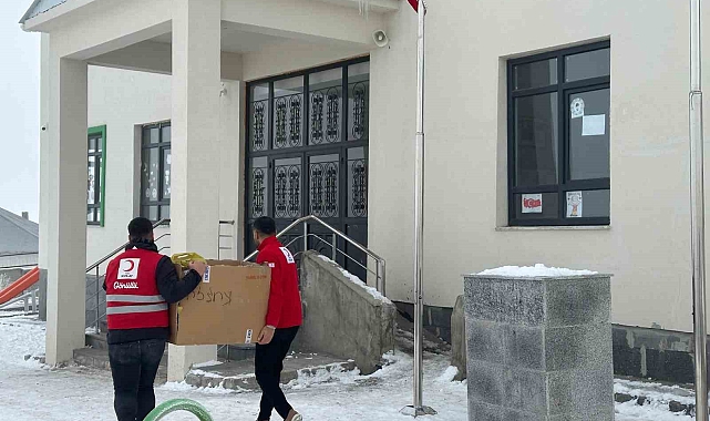 Van Muradiye'de Kızılay'dan Sıcak Kalpler, Soğuk Havada Isınan Yürekler