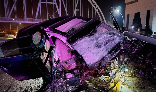 Van'da Korkunç Kaza: Otomobil Orta Refüje Çarptı, Motor 50 Metre Uzağa Savruldu
