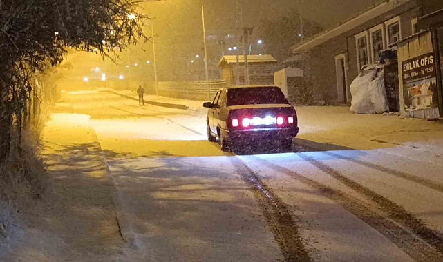 Van'da yoğun kar yağışı kısa sürede kenti beyaza bürüdü