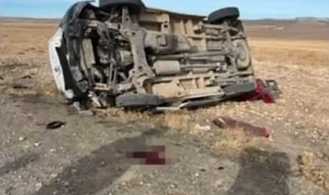 Van'ın Saray ilçesinde kontrolden çıkan minibüs takla attı