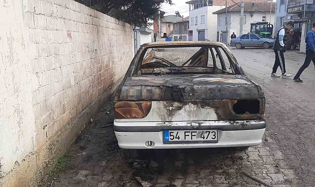 Vezirköprü'nde Gizemli Yangın: Otomobil Küle Döndü, Kundaklama Şüphesi