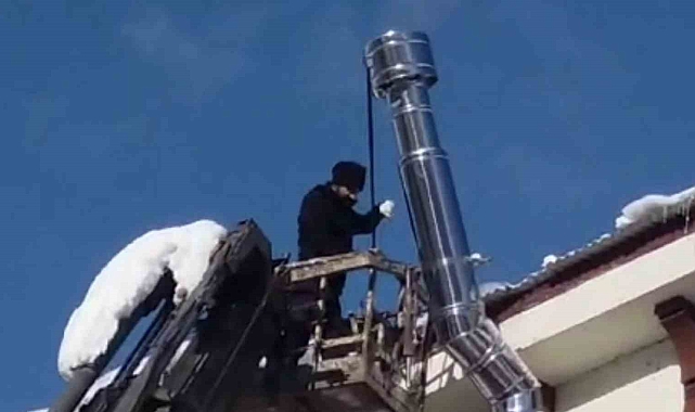 Vinçle çatıya çıkıp, çatıdaki doğal gaz borusunu onardı