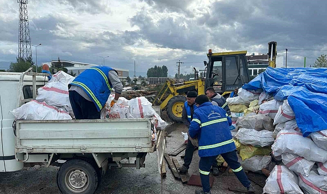 Yakacak haline getirilen odunlar ile, ihtiyaç sahibi ailelerin yuvasını ısıtıyor