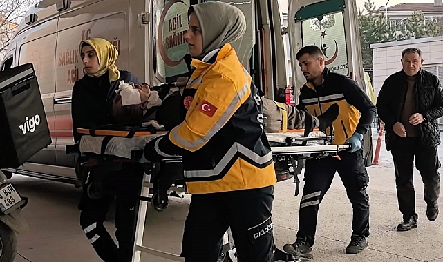 Yolun karşısına geçerken otomobilin çarptığı yaşlı adam, yaralandı