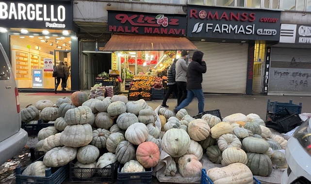 Yüksekova'da kışın vazgeçilmezi bal kabaklar da tezgahlardaki yerini aldı