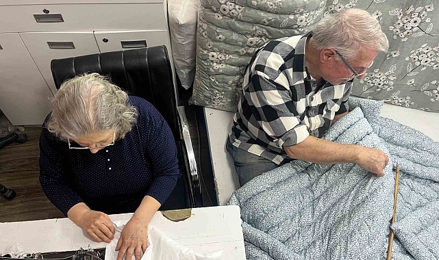 Yün yorgan ve yastık işini el ele vererek yaşatmaya çalışıyor