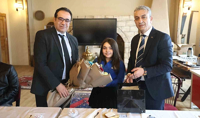 10 yaşındaki öğrenci seçim vaadini gerçekleştirdi: Elazığspor yönetimi öğrencilerle bir araya geldi