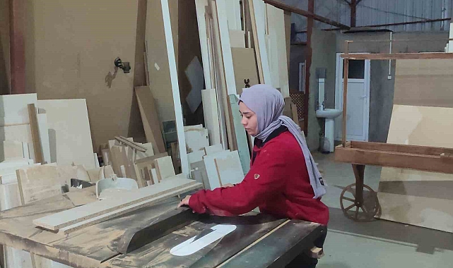 19 yaşındaki Hatice, mobilya ustası oldu