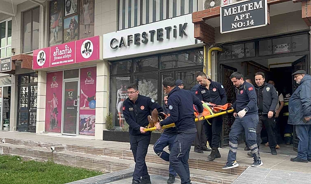 5'inci kattaki merdivenlerden düşerek yaralanan kadın hastaneye kaldırıldı